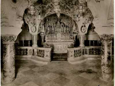 Un tempo cingeva la tomba di San Nicola nella cripta della Basilica: fu spostata qui a seguito dei restauri del sotterraneo fatti negli anni 50 del secolo scorso